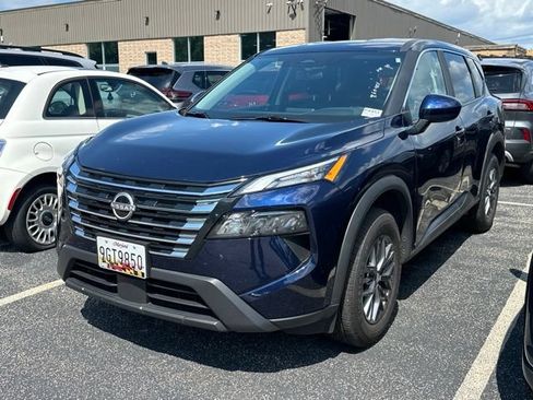 Used 2026 Nissan Rogue SV AWD/4WD image 3