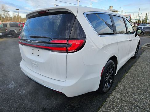 Used 2024 Chrysler Pacifica Touring-L image 5