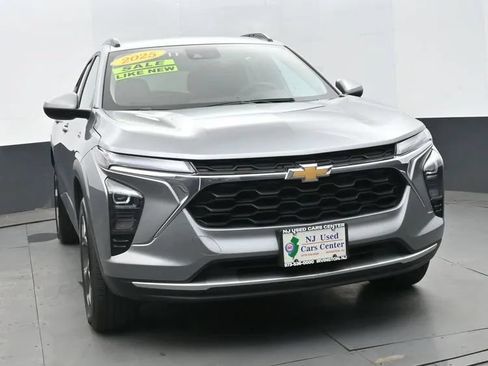 Used 2025 Chevrolet Trax LT FWD image 3