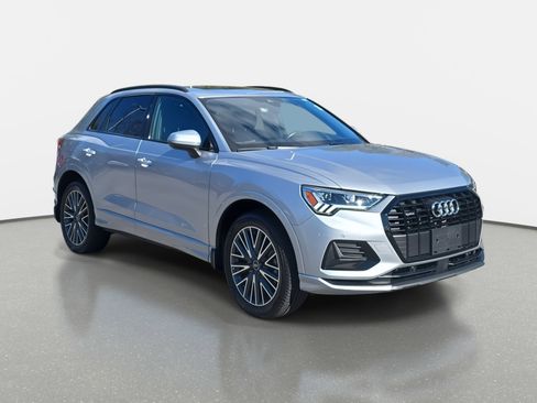 Used 2023 Audi Q3 2.0T Premium w/ Black Optic Package image 3