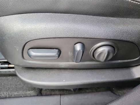 Used 2024 GMC Terrain SLT image 16