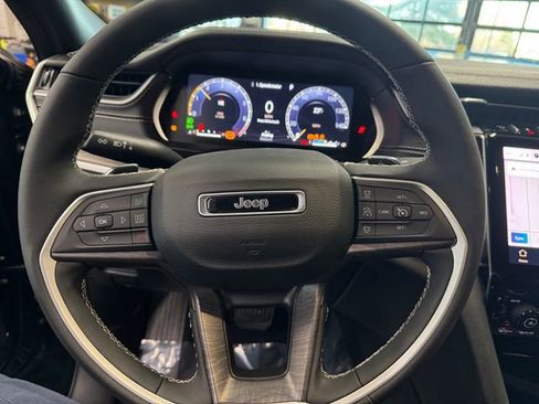 Used 2024 Jeep Grand Cherokee Limited w/ Luxury Tech Group II image 26