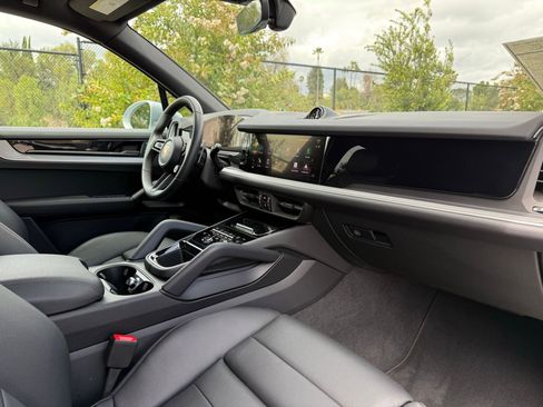 Used 2026 Porsche Cayenne E-Hybrid AWD/4WD image 24