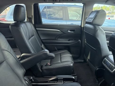 Used 2017 Toyota Highlander XLE image 17