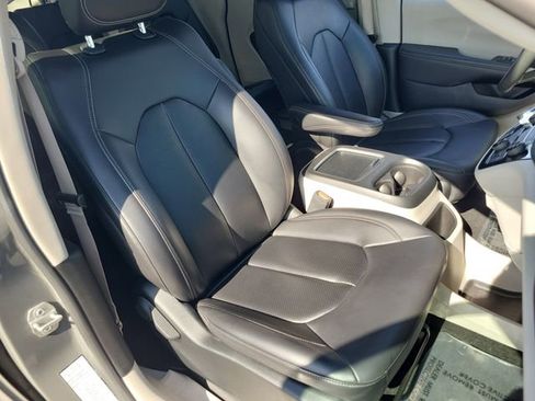 Used 2023 Chrysler Pacifica Touring-L image 20