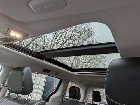 Used 2022 Chrysler Pacifica Limited w/ Uconnect Theater Family Group image 25