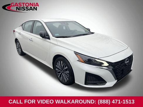 Used 2024 Nissan Altima 2.5 SV image 1