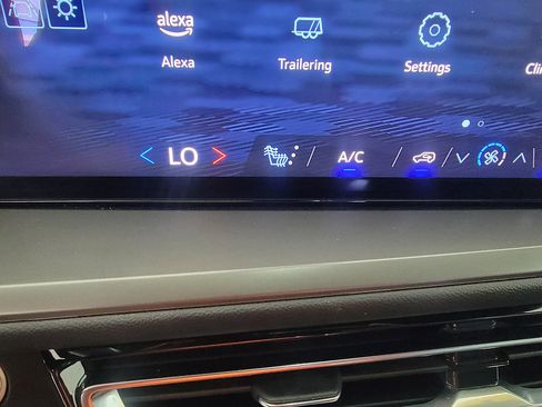 Used 2025 Chevrolet Traverse LT FWD image 17