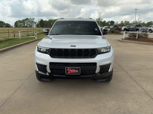 Used 2025 Jeep Grand Cherokee L Altitude image 3