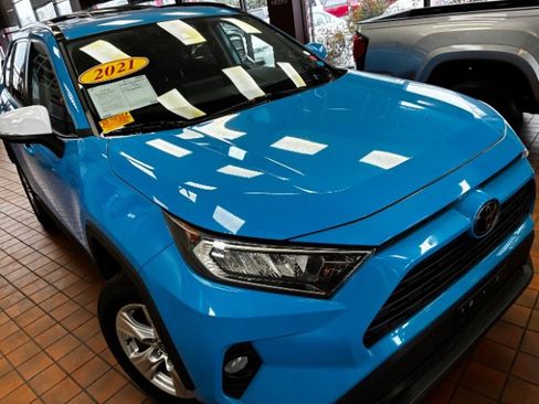 Used 2021 Toyota RAV4 XLE image 1