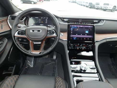 New 2025 Jeep Grand Cherokee Summit image 12