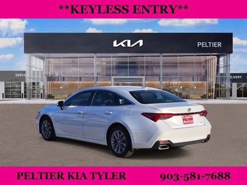 Used 2019 Toyota Avalon XLE w/ Moonroof Package image 5
