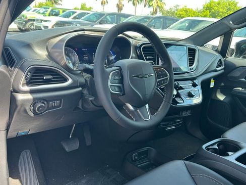 New 2025 Chrysler Pacifica Select w/ Uconnect Theater Family Group image 33