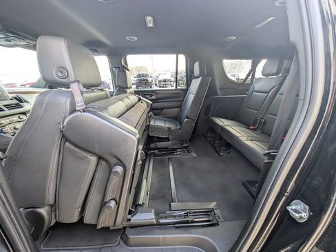 Used 2024 Chevrolet Suburban LT image 18