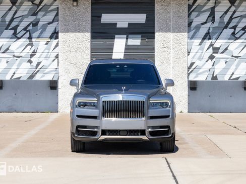Used 2023 Rolls-Royce Cullinan w/ Cullinan Package image 3
