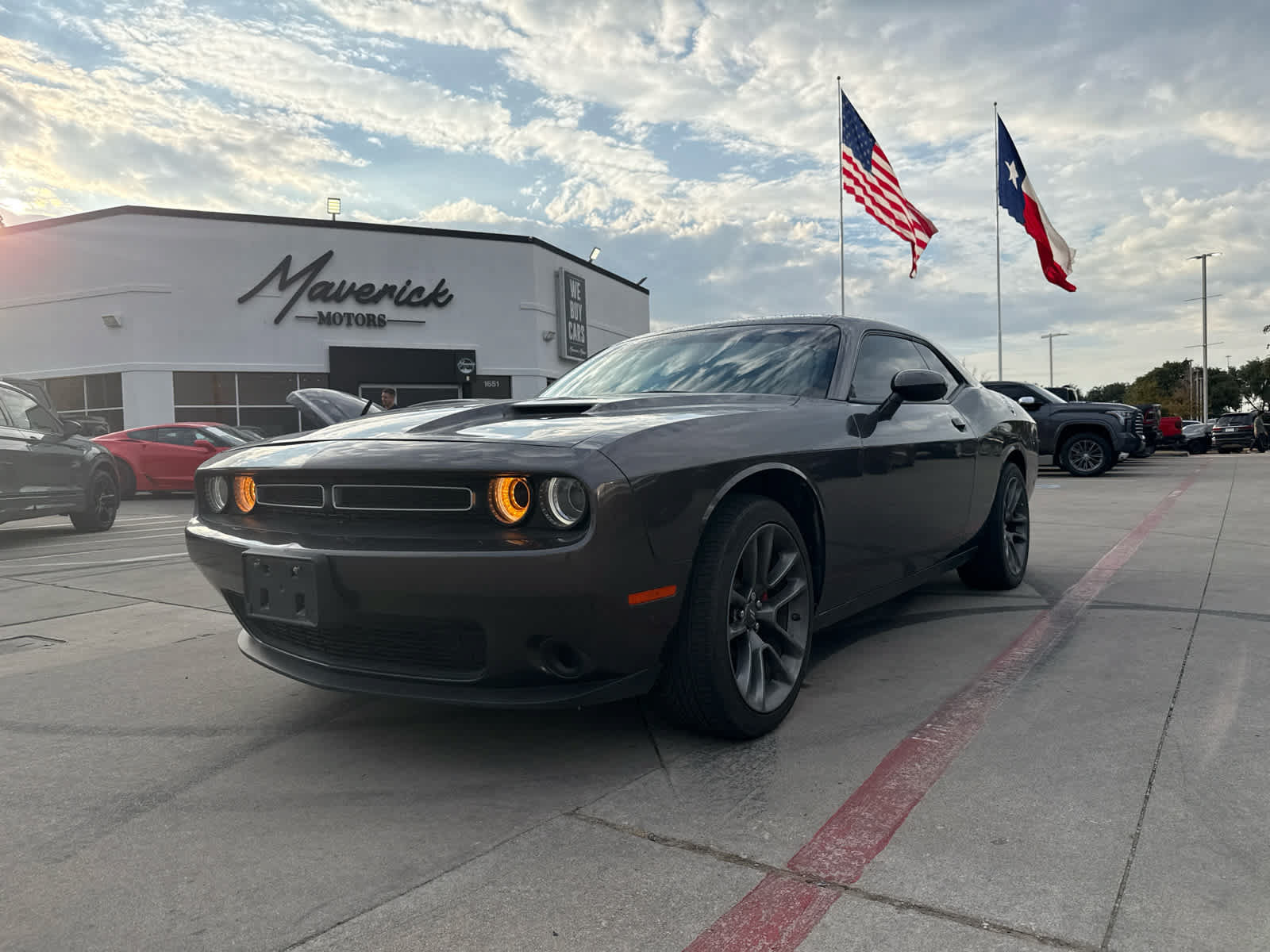 Used 2021 Dodge Challenger SXT RWD image 1
