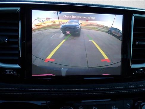 Used 2023 Chrysler Pacifica Touring-L FWD image 19
