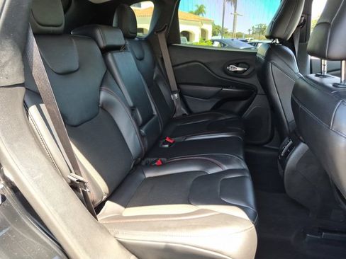 Used 2021 Jeep Cherokee Trailhawk w/ Technology Group AWD/4WD image 19