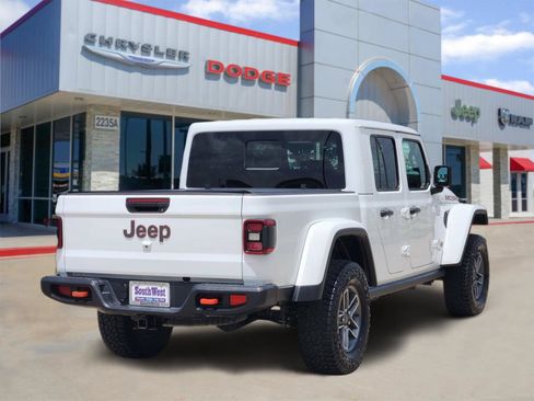 Used 2025 Jeep Gladiator Mojave w/ Convenience Group AWD/4WD image 5