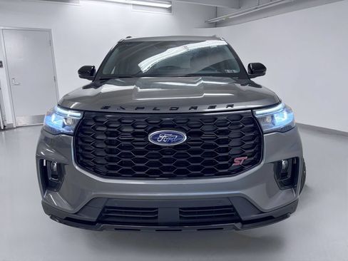Used 2025 Ford Explorer ST AWD/4WD image 3
