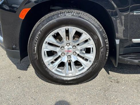 Used 2023 GMC Yukon Denali w/ Advanced Technology Package AWD/4WD image 3