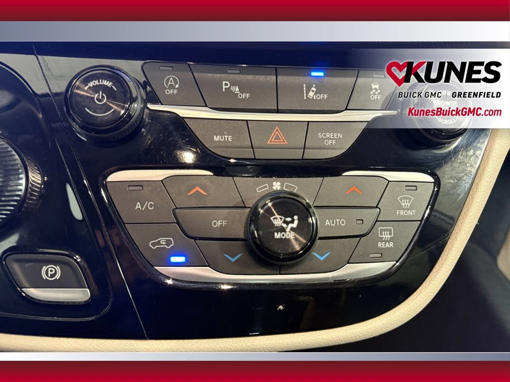 Used 2024 Chrysler Pacifica Touring-L FWD image 28