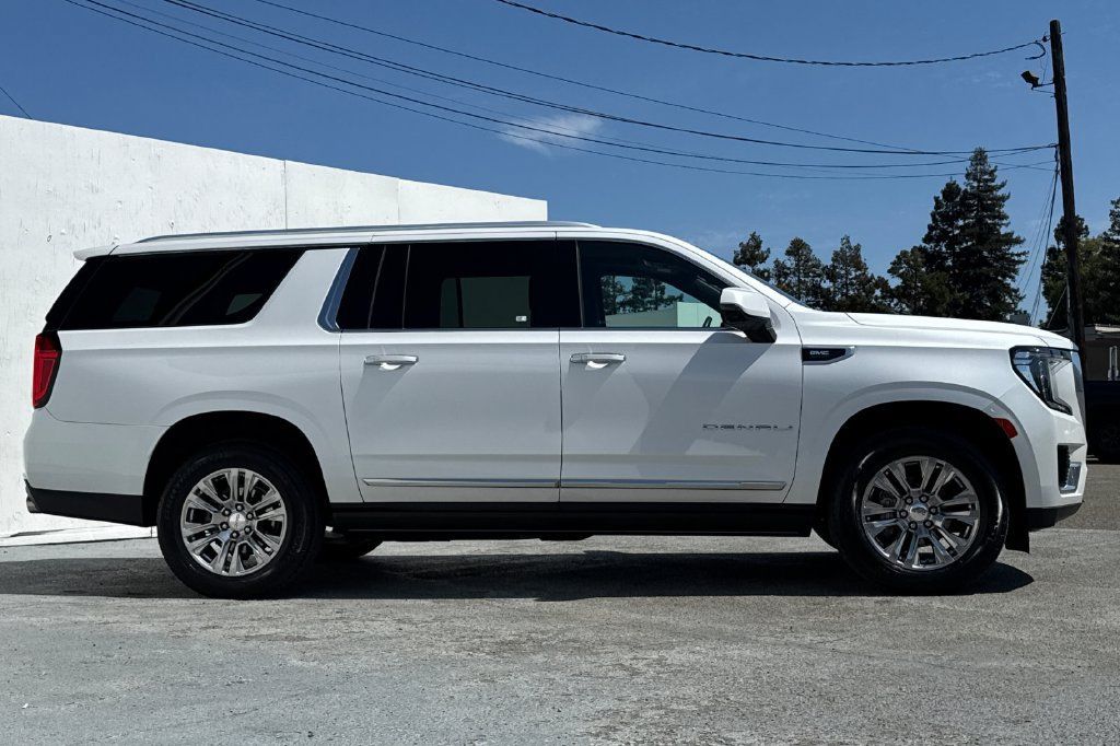 Used 2023 GMC Yukon XL Denali AWD/4WD image 2