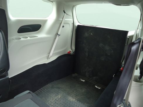 Used 2023 Chrysler Voyager LX FWD image 34