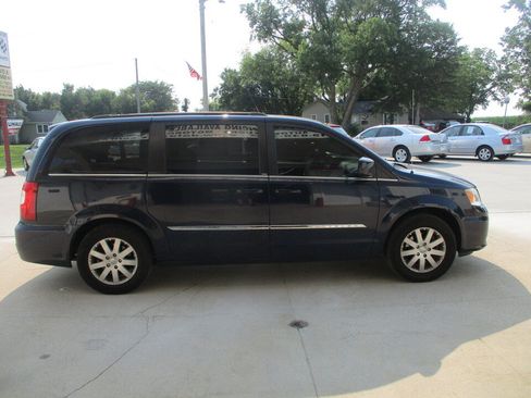 Used 2014 Chrysler Town & Country Touring FWD image 2