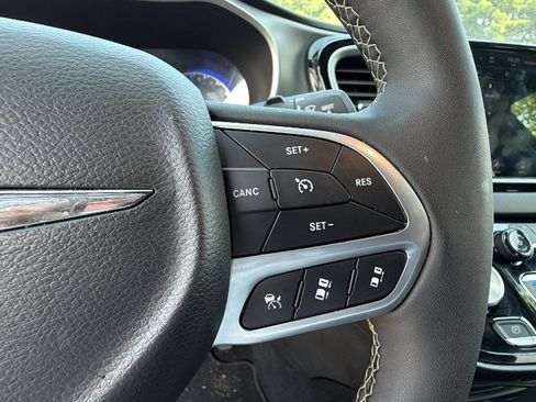 Used 2025 Chrysler Pacifica Select FWD image 28