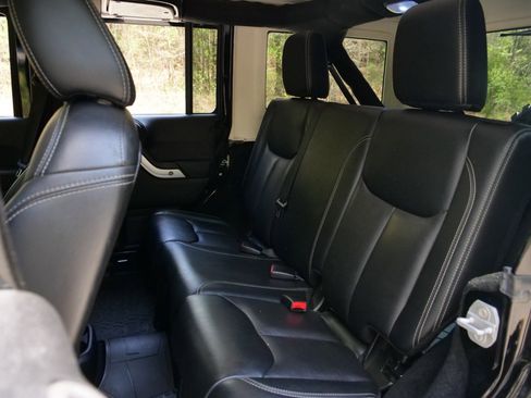 Used 2015 Jeep Wrangler Unlimited Sahara w/ Connectivity Group AWD/4WD image 25