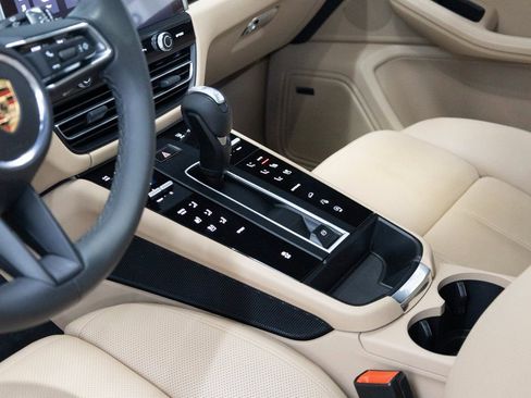 Certified 2025 Porsche Macan AWD/4WD image 13