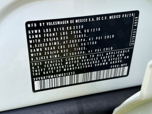 New 2025 Volkswagen Tiguan SE R-Line image 25