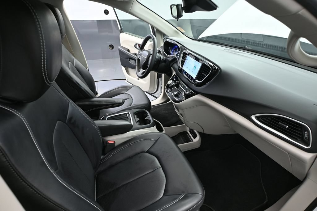 Used 2024 Chrysler Pacifica Touring-L FWD image 39