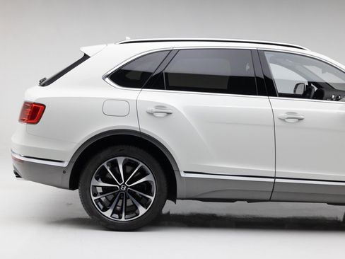 Used 2017 Bentley Bentayga AWD/4WD image 21