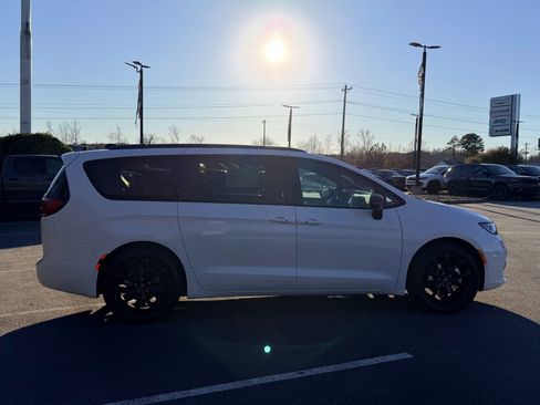New 2026 Chrysler Pacifica Select w/ S Appearance Package FWD image 11
