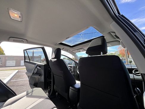 Used 2017 Toyota RAV4 XLE w/ Carpet Mat Package image 15