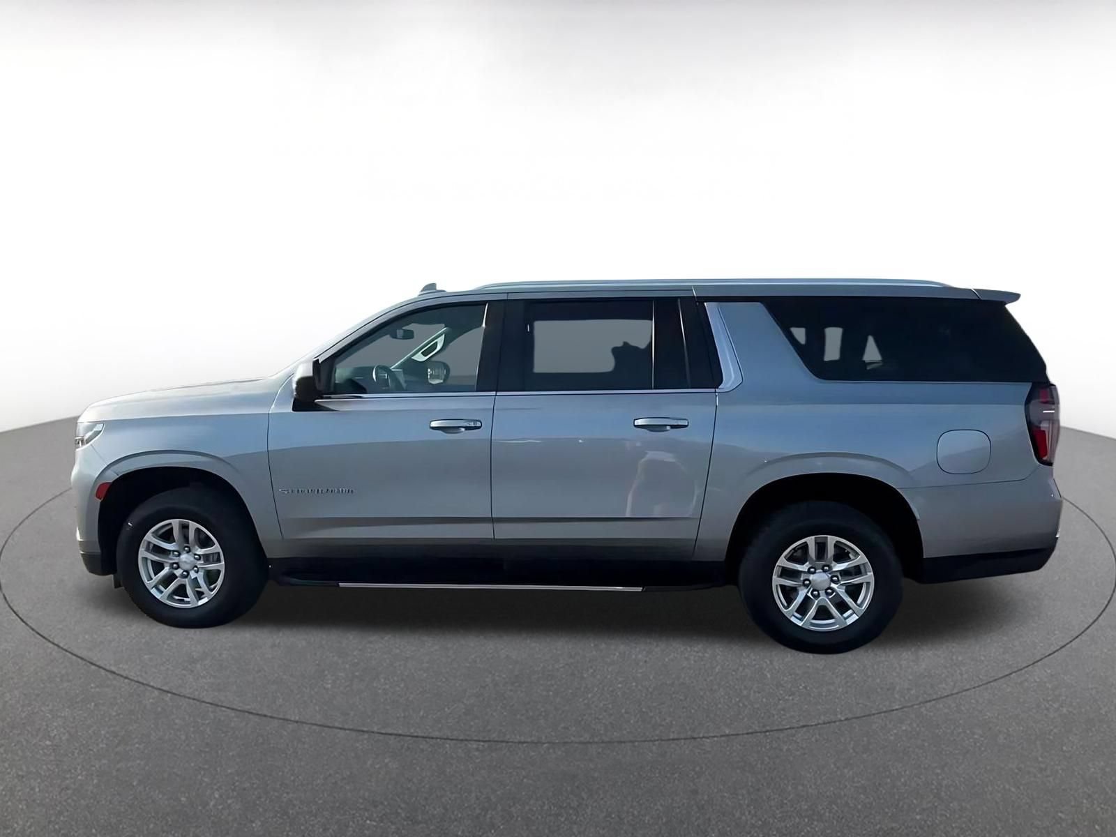Used 2024 Chevrolet Suburban LT RWD image 8
