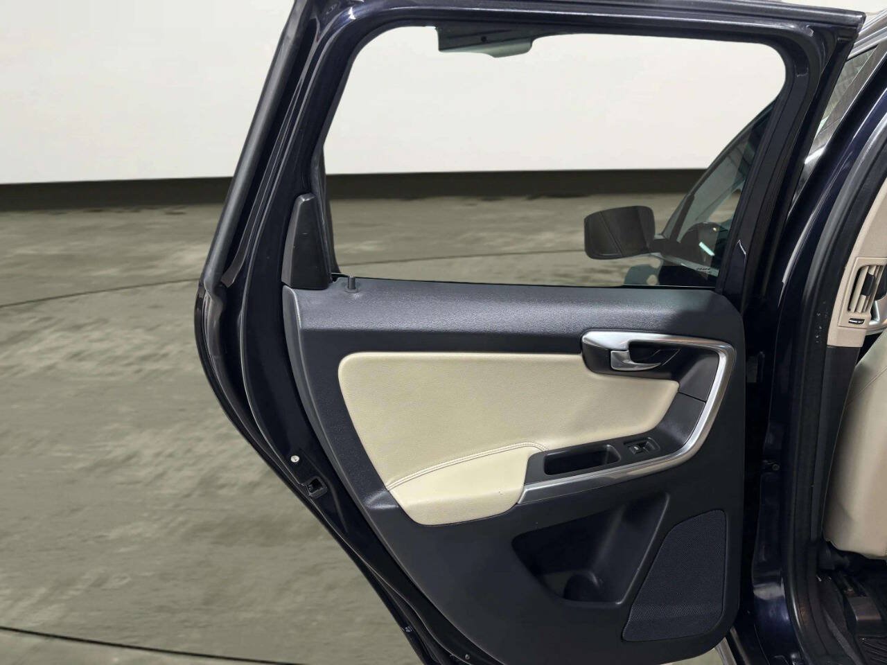 Used 2016 Volvo XC60 T6 w/ Proximity Package AWD/4WD image 13