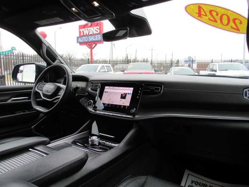 Used 2024 Jeep Wagoneer Series II w/ Flexible Seating Group image 28