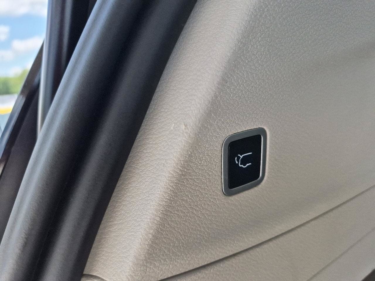 Used 2023 Chrysler Pacifica Touring-L FWD image 11