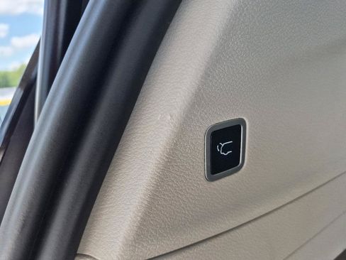 Used 2023 Chrysler Pacifica Touring-L FWD image 11
