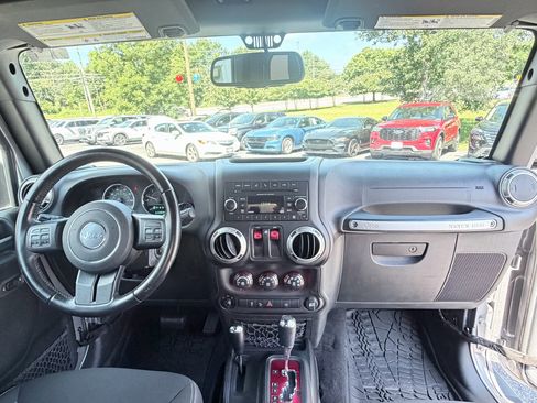 Used 2018 Jeep Wrangler Sahara w/ Dual Top Group AWD/4WD image 11