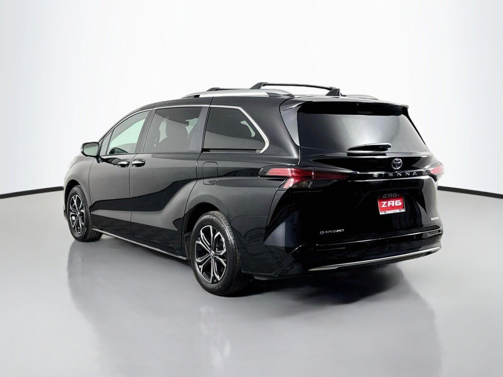Used 2025 Toyota Sienna Platinum AWD/4WD image 3