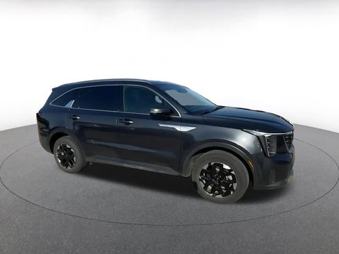 Used 2024 Kia Sorento S image 2