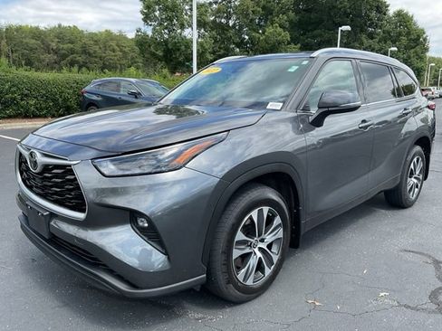 Used 2022 Toyota Highlander XLE AWD/4WD image 2