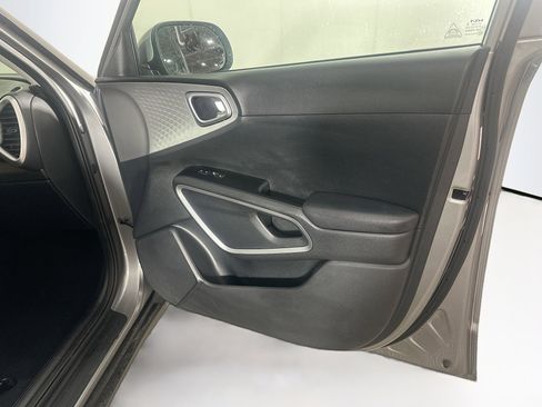 Used 2025 Kia Soul LX w/ LX Technology Package FWD image 30