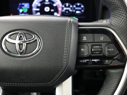 Used 2025 Toyota Sequoia Platinum image 31