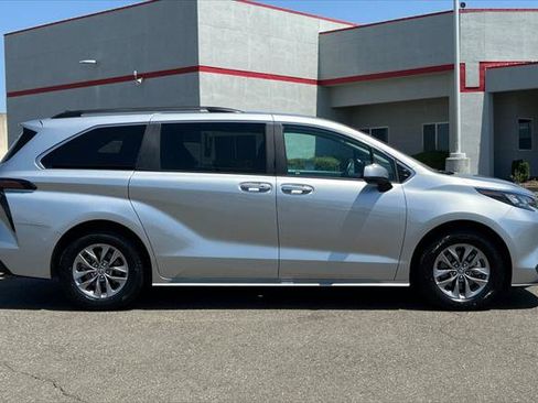 Certified 2025 Toyota Sienna XLE FWD image 6
