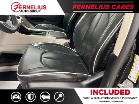 Used 2023 Chrysler Pacifica Limited FWD image 35